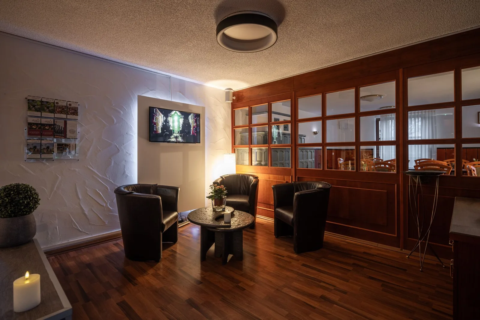 Aufenthaltsbereich mit Sesseln