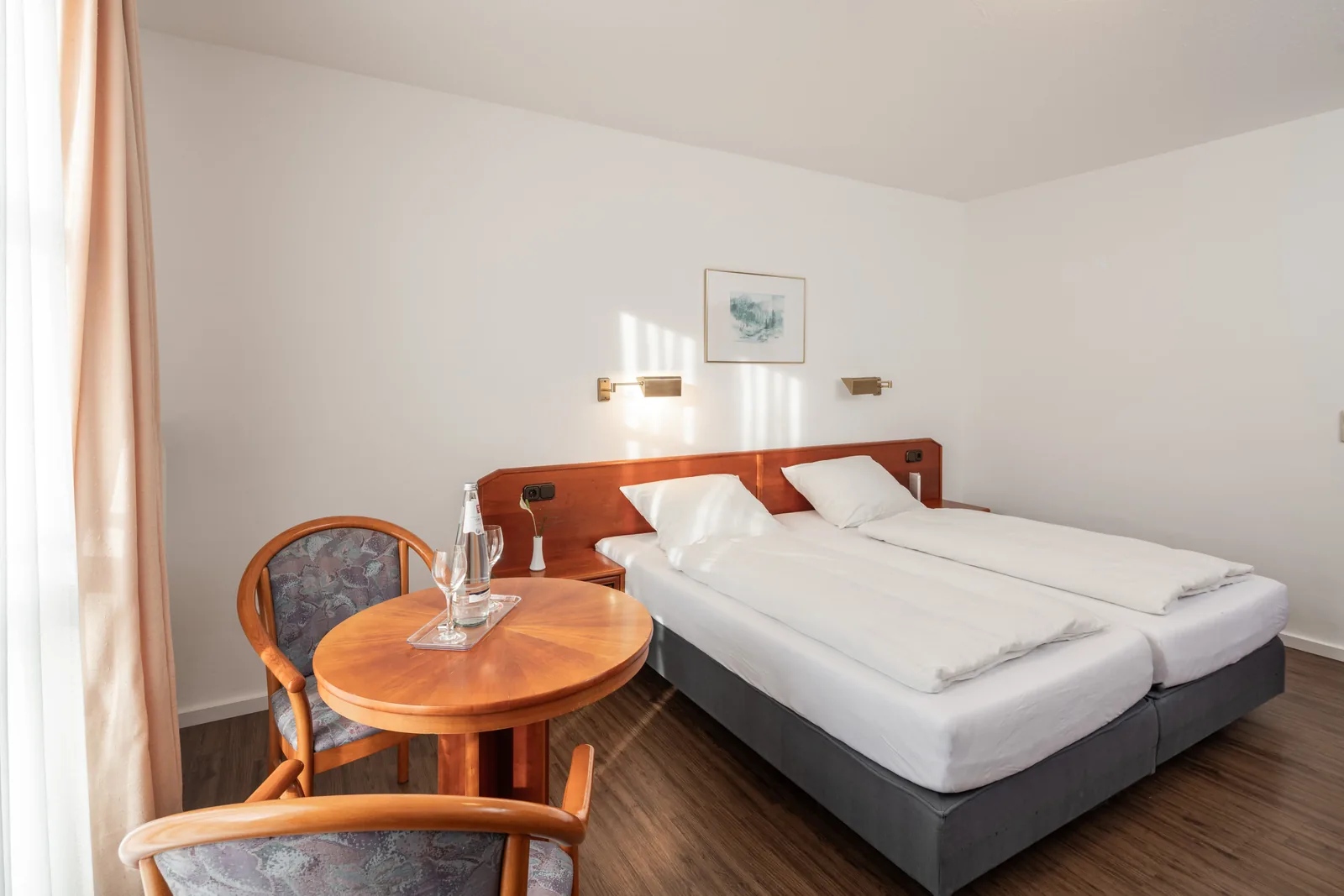 Einzelzimmer mit Schreibtisch